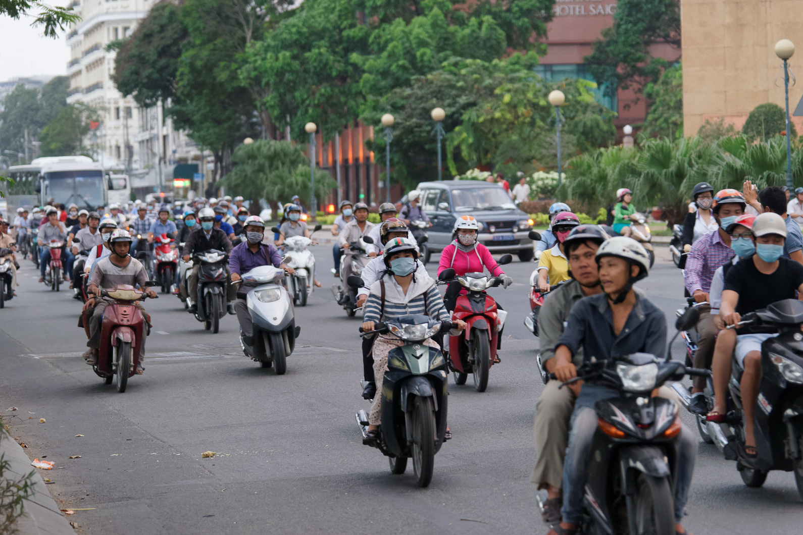 20141118 172004 Szenen an der Saigon Fluß Promenade